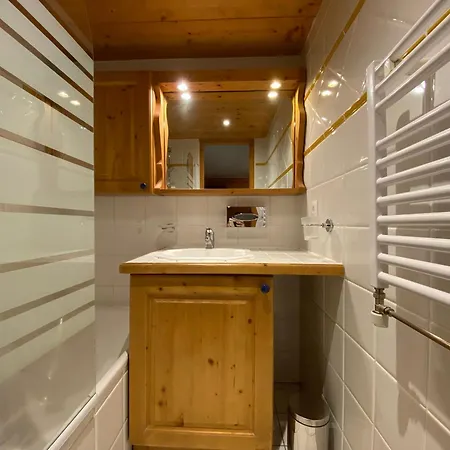 2 Pieces 4 Personnes A Meribel Village, Pieds Des Pistes, Piscine Chauffee - Fr-1-411-946 Apartment