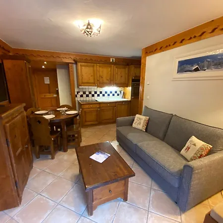 2 Pieces 4 Personnes A Meribel Village, Pieds Des Pistes, Piscine Chauffee - Fr-1-411-946