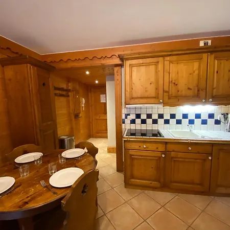 2 Pieces 4 Personnes A Meribel Village, Pieds Des Pistes, Piscine Chauffee - Fr-1-411-946 * Les Allues