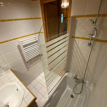 2 Pieces 4 Personnes A Meribel Village, Pieds Des Pistes, Piscine Chauffee - Fr-1-411-946