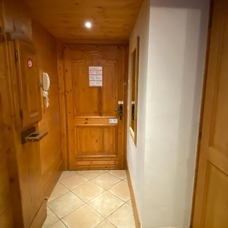 2 Pieces 4 Personnes A Meribel Village, Pieds Des Pistes, Piscine Chauffee - Fr-1-411-946 Les Allues